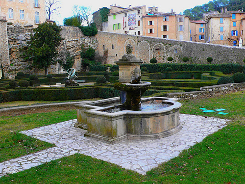 Château d’Entrecasteaux : fontaine et jardin à la Française by nevada38